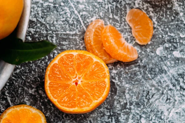 Primer Plano Mandarina Cortada Madura Sobre Mesa Gris — Foto de Stock