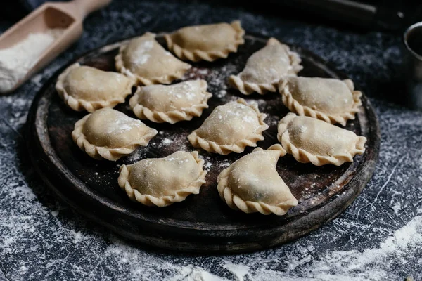 Hamur tatlısı yapma süreci, mutfakta turtalar...