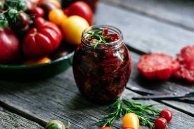 Kadın elleri tahtada sebze kesiyor. Vejetaryen yemeği pişirmek.