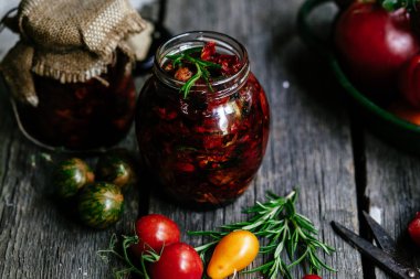 Kadın elleri tahtada sebze kesiyor. Vejetaryen yemeği pişirmek.