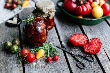 Kadın elleri tahtada sebze kesiyor. Vejetaryen yemeği pişirmek.