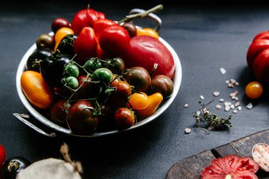 Kadın elleri tahtada sebze kesiyor. Vejetaryen yemeği pişirmek.