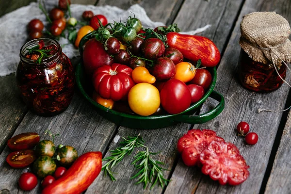 Frauenhände Schneiden Gemüse Auf Dem Brett Vegetarisches Kochen — Stockfoto