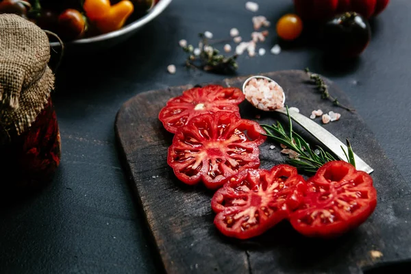 Las Manos Femeninas Cortan Verduras Tablero Cocinar Comida Vegetariana —  Fotos de Stock