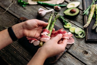 pastırma bir kesme tahtası dilimlenmiş