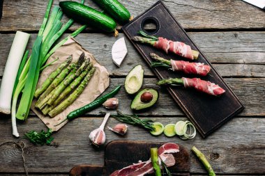 pastırma bir kesme tahtası dilimlenmiş