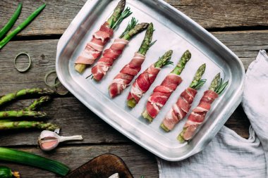 pastırma bir kesme tahtası dilimlenmiş