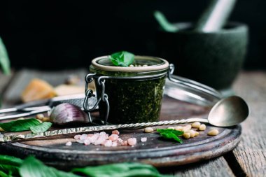 Çam fıstıklı yeşil fesleğen pesto