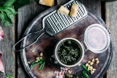 Çam fıstıklı yeşil fesleğen pesto
