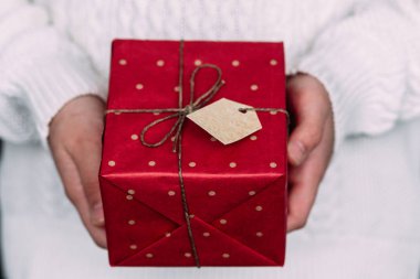 Yeni yıl hediyeleriyle dolu kutular kadınların elinde.