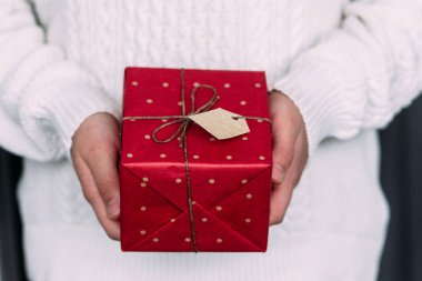 Yeni yıl hediyeleriyle dolu kutular kadınların elinde.