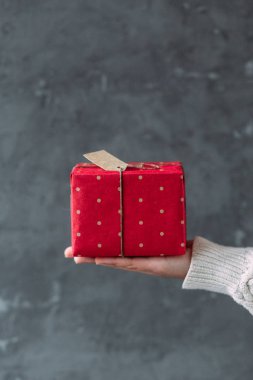 Yeni yıl hediyeleriyle dolu kutular kadınların elinde.