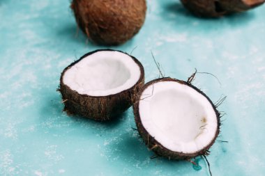 Beton gri arka planda hindistan cevizleri yakın plan