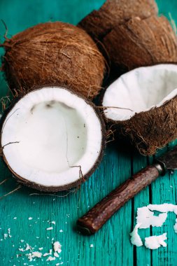 Beton gri arka planda hindistan cevizleri yakın plan