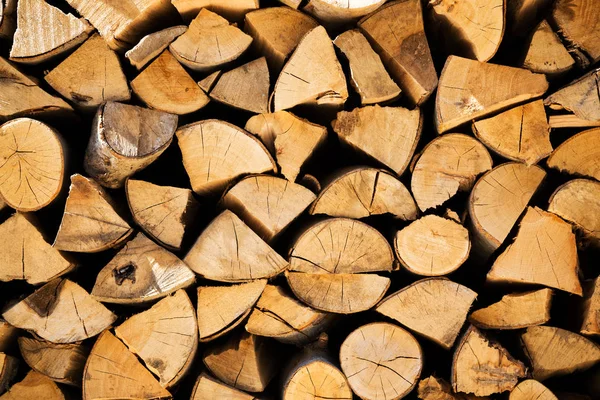 Gestapelde houtstapel knippen en splitsen gedroogde logs — Stockfoto