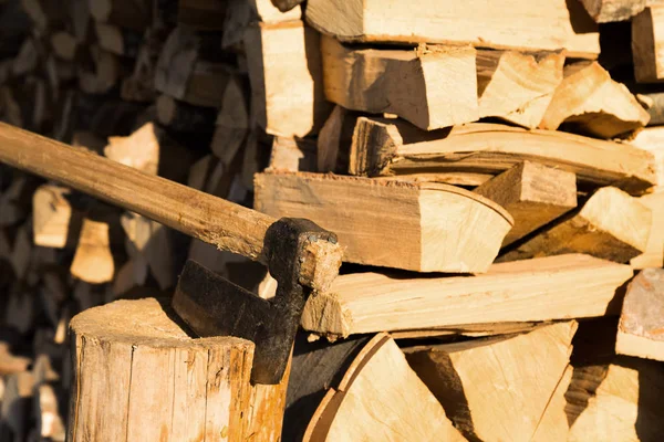 Gehakte houten logboeken met een bijl of chopper — Stockfoto