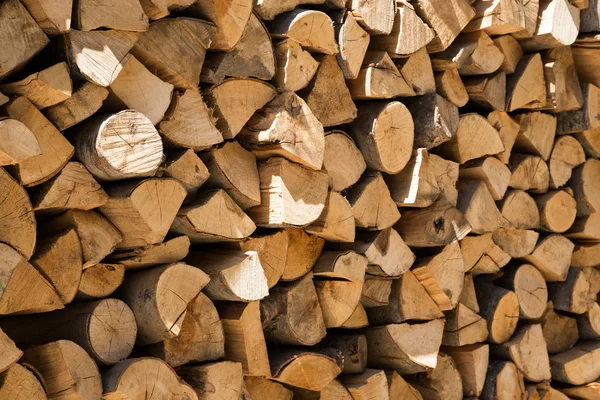 Achtergrondstructuur van gedroogde knippen en splitsen logs — Stockfoto