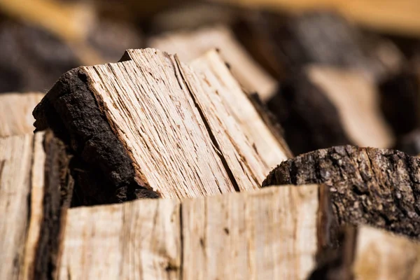Close-up van gehakte hout logs — Stockfoto