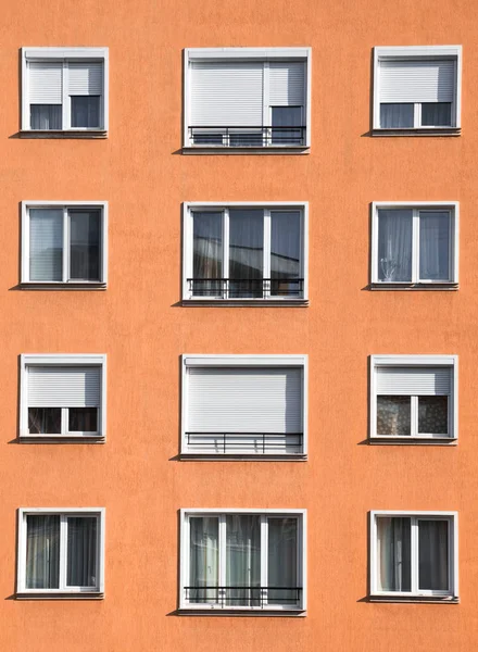 现代住房块外部的浅橙色 — 图库照片