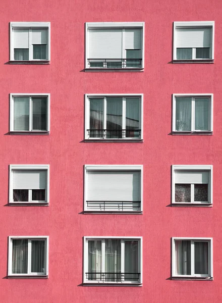 Luz moderna bloco de habitação vermelha exterior — Fotografia de Stock