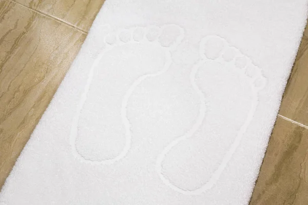 Paar voeten in reliëf gemaakt op handdoek — Stockfoto