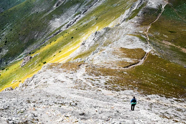 Turysta na górski szlak, Pirin, Bułgaria — Zdjęcie stockowe