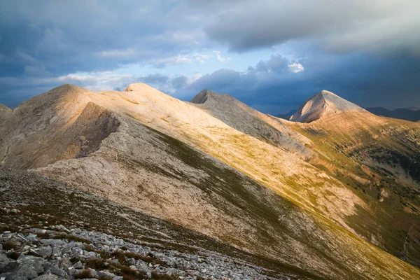 Visa hela topparna av Pirinbergen — Stockfoto