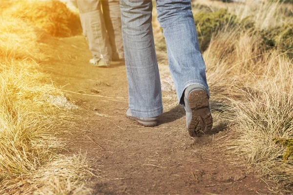 Senderistas caminando a lo largo de un sendero arenoso —  Fotos de Stock