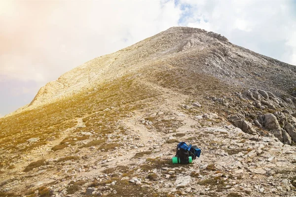 Mochila en sendero de montaña —  Fotos de Stock