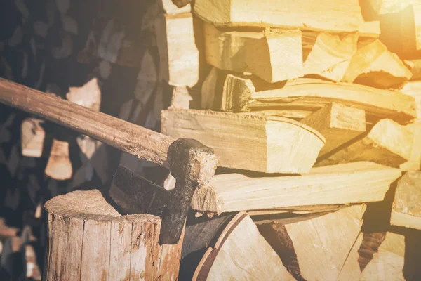 Gehakte houten logboeken met een bijl of chopper — Stockfoto