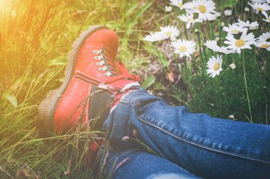 Hiking giyen kişi bir çayırda yalan çizme