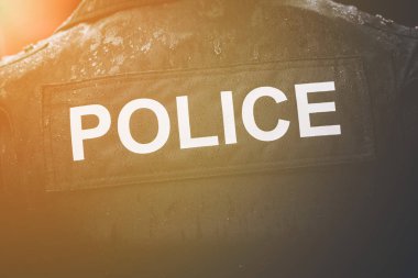 Polis ceket yağmurda arkadan görünüş