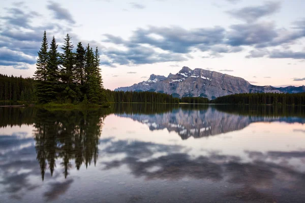 Berg och skogar återspeglas i två Jack sjö — Stockfoto