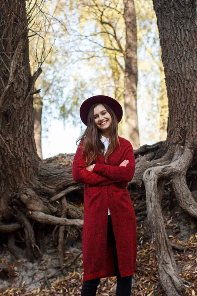 Jolie fille en cardigan rouge et chapeau en automne — Photo