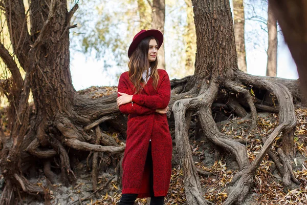 Menina bonito em vermelho casaco de lã e chapéu no outono — Fotografia de Stock