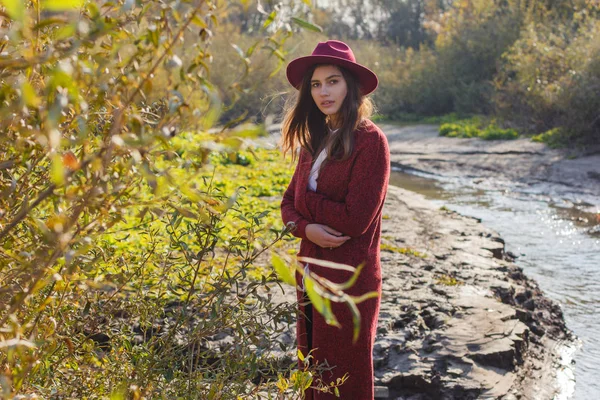 Roztomilá dívka v červené svetr a čepice na podzim — Stock fotografie