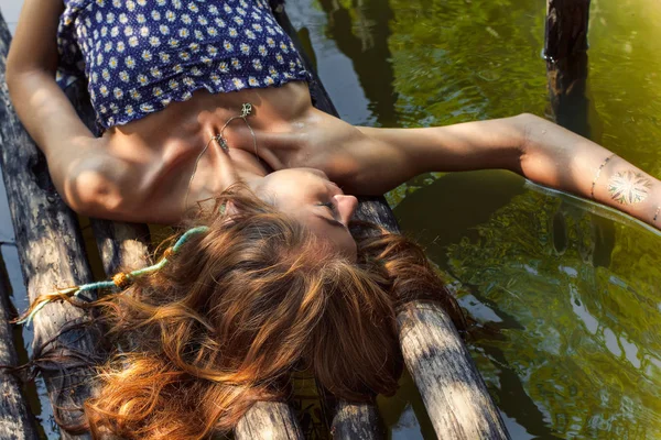 Ragazza carina su un ponte di legno in estate — Foto Stock