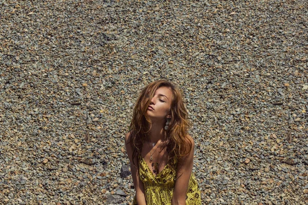 Menina bonita em um vestido nas rochas — Fotografia de Stock