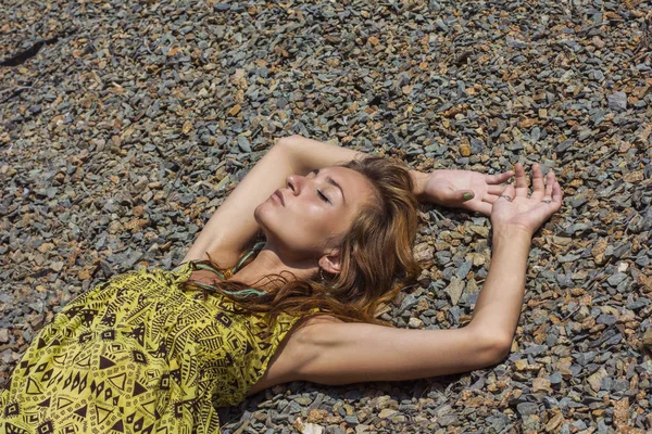 Krásná štíhlá dívka leží na skalách — Stock fotografie