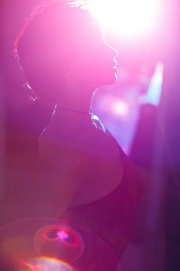 Projektörün arka plan üzerinde güzel kız