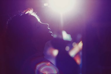 Projektörün arka plan üzerinde güzel kız