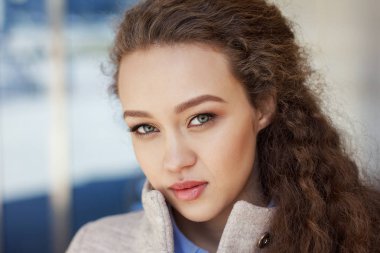 sokakta paltolu güzel kıvırcık kız