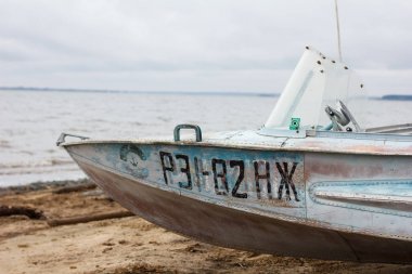 eski demir tekne deniz kıyısında