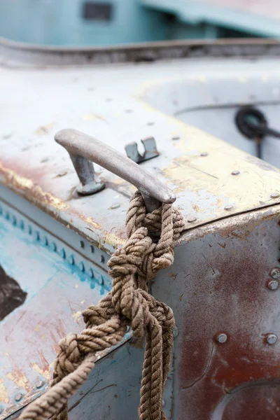 Stare żelazko łodzi na brzegu morza — Zdjęcie stockowe