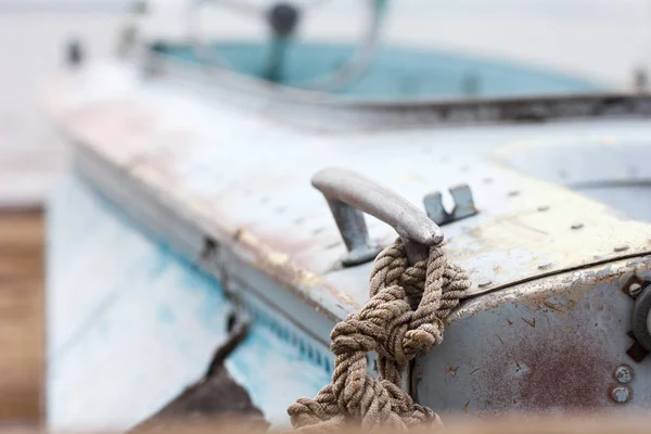 在海边的旧铁船 免版税图库图片