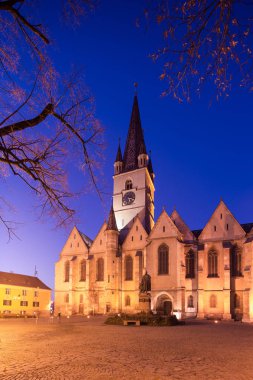 Gotik kilise Sibiu'nın eski şehir merkezinde