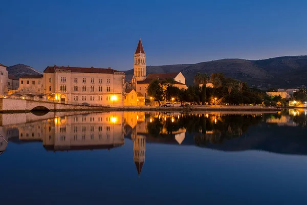 Su manzaralı güzel Trogir, Hırvatistan — Stok fotoğraf