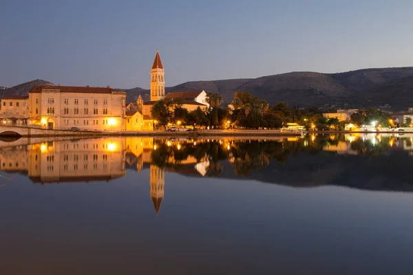 Vista frente al mar de la hermosa Trogir, Croacia — Foto de Stock