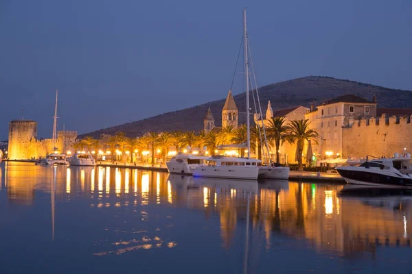 Waterfront utsikt över vackra Trogir, Kroatien — Stockfoto