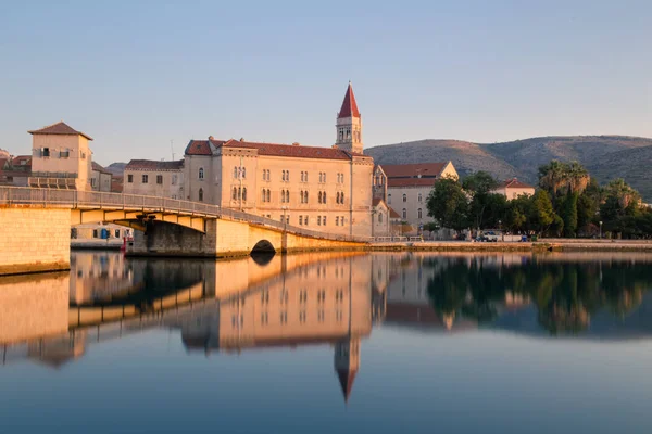 Su manzaralı güzel Trogir, Hırvatistan — Stok fotoğraf